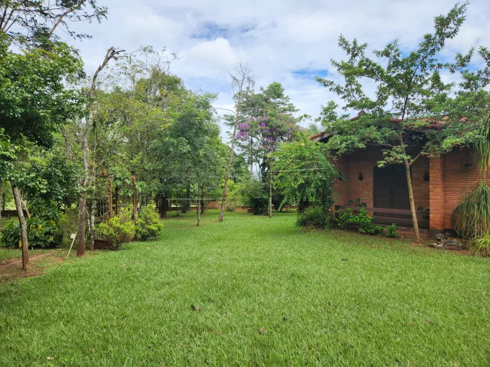 Chácara rural espaçosa com casa principal e de empregado.