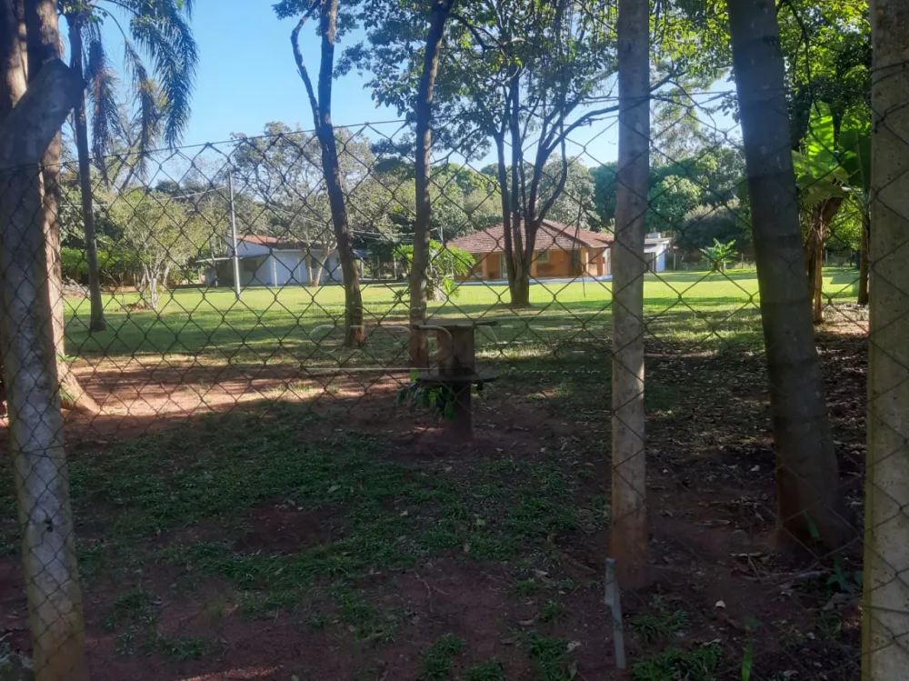 Chácara rural espaçosa com casa principal e de empregado.