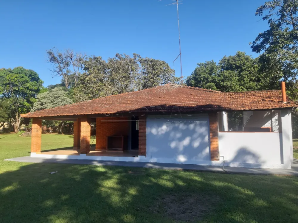 Chácara rural espaçosa com casa principal e de empregado.