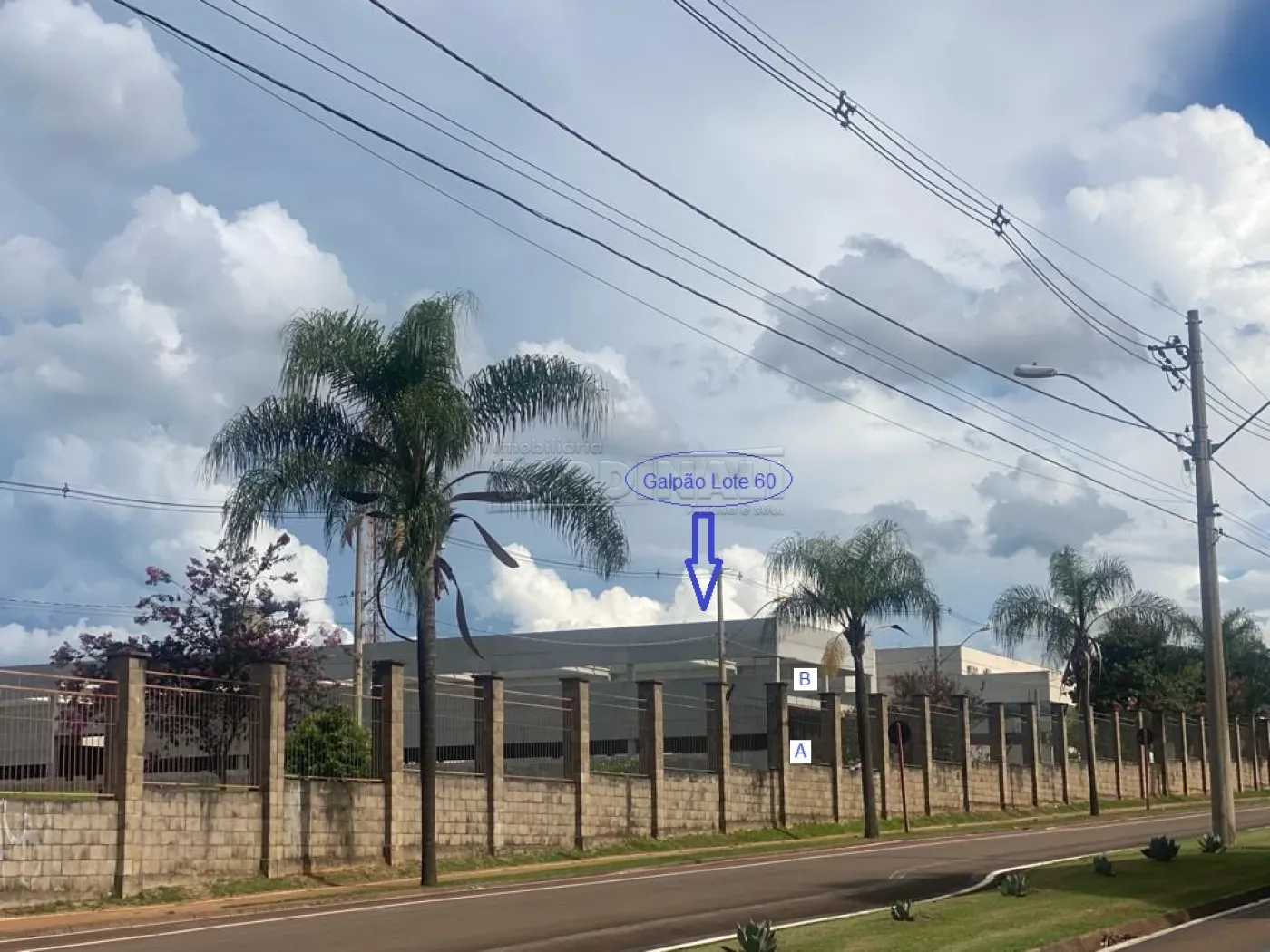 Comercial / Galpão com condomínio em São Carlos Alugar por R$16.760,00