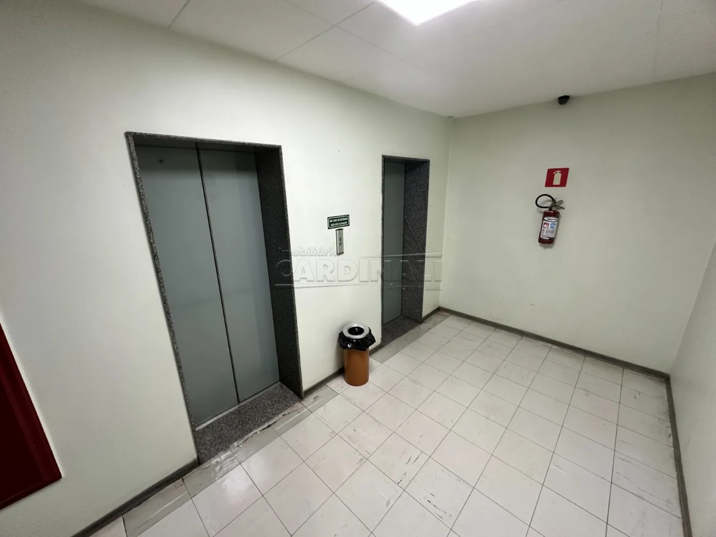 Comercial / Sala / Salão com Condomínio em São Carlos , Comprar por R$160.000,00