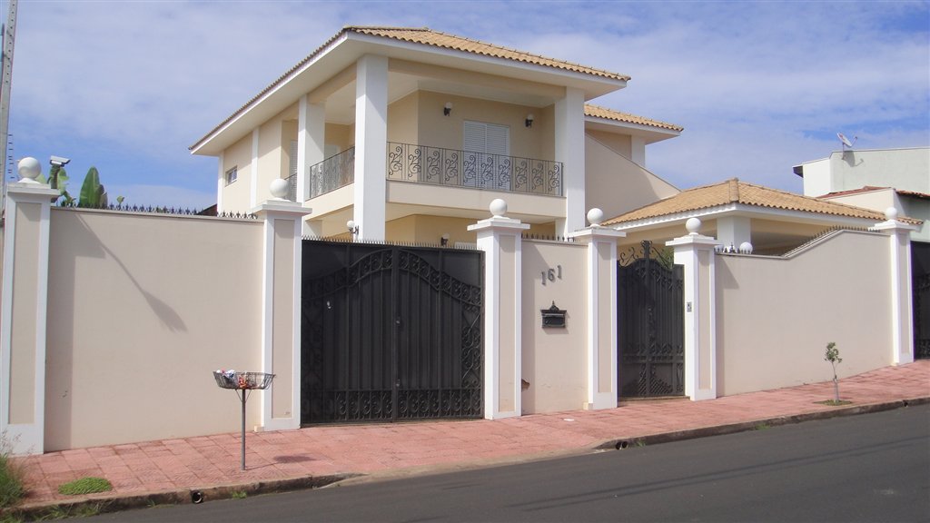Alugar Casa / Padrão em São Carlos. apenas R$ 1.915.000,00