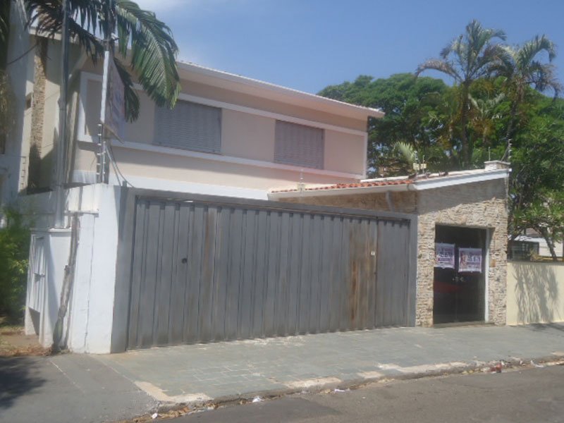 Casa sobrado com 3 dormitórios e 2 suítes no Centro em frente ao Restaurante Nanmi em São Carlos