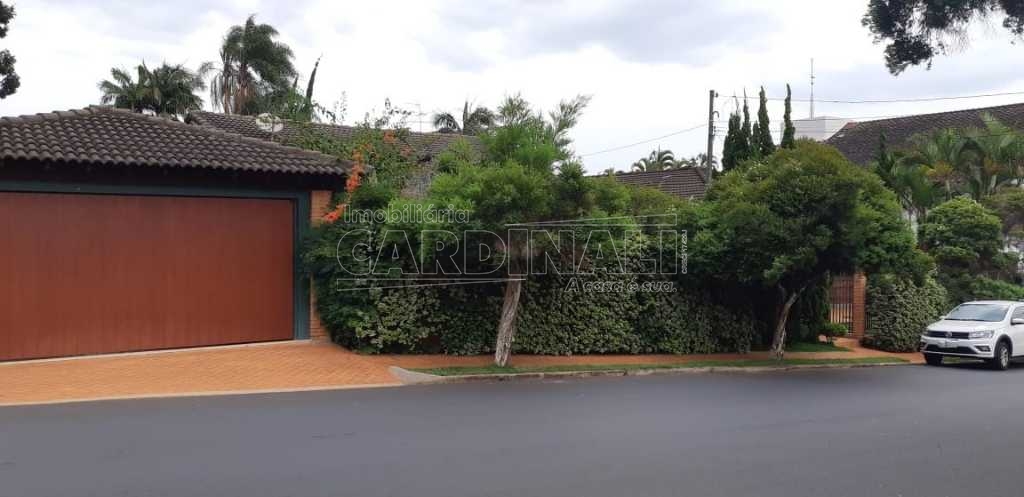 Casa com 4 dormitórios e 2 suítes, com piscina no Parque Santa Mônica próxima ao Hospital Santa Casa em São Carlos