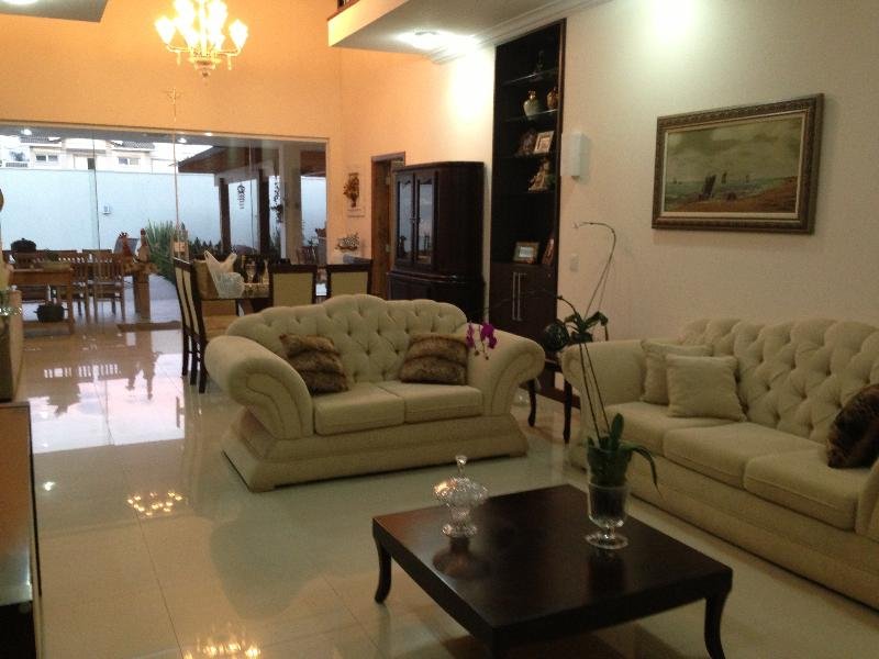 Alugar Casa / Condomínio em São Carlos. apenas R$ 2.750.000,00