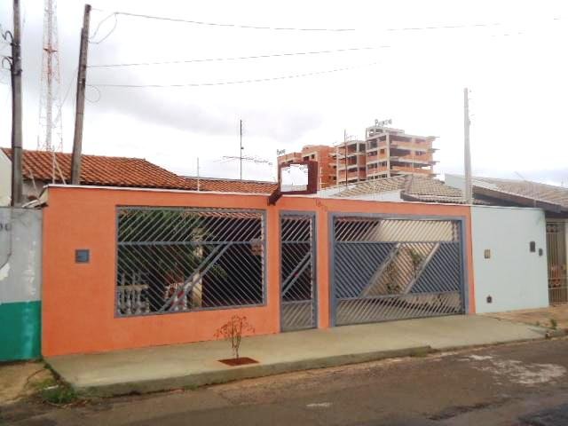 Alugar Casa / Padrão em São Carlos. apenas R$ 500.000,00