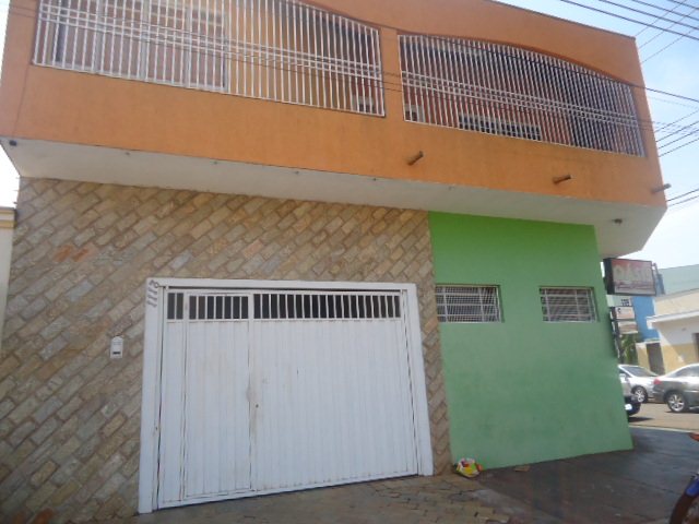 Casa sobrado com 3 dormitórios e 1 suíte na Vila Prado próxima ao Estádio Luís Augusto de Oliveira em São Carlos