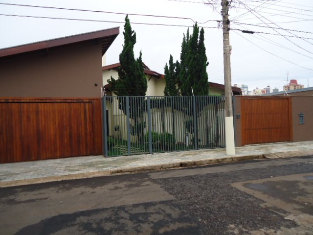 Alugar Casa / Padrão em São Carlos. apenas R$ 2.000.000,00