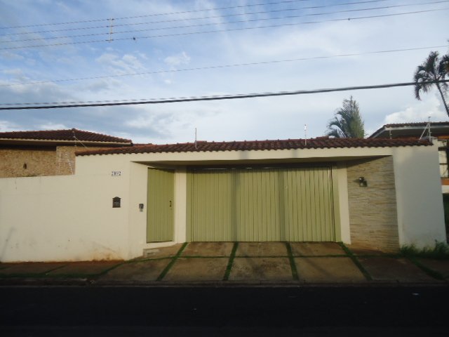 Alugar Casa / Padrão em São Carlos. apenas R$ 2.500.000,00