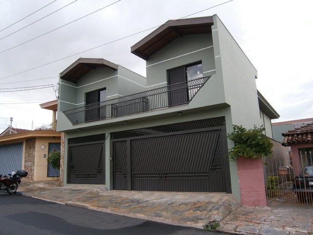 Casa sobrado com 2 dormitórios e 3 suítes na Vila Monteiro próxima a Escola Arlindo Bittencourt em São Carlos