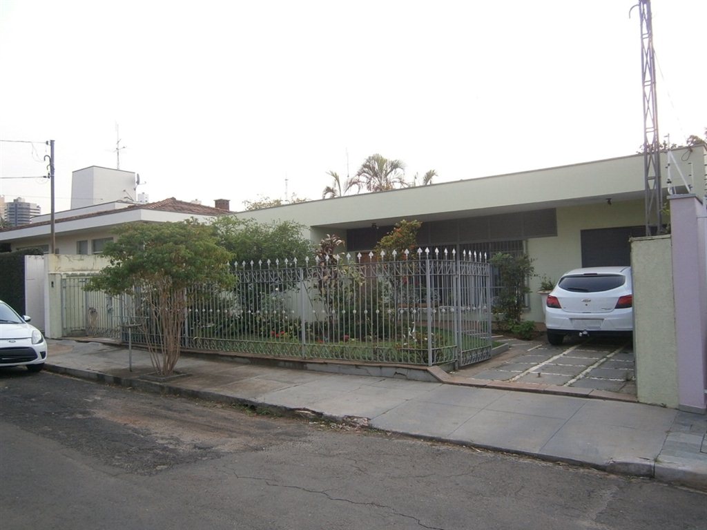 Alugar Casa / Padrão em São Carlos. apenas R$ 900.000,00