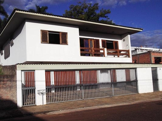 Casa sobrado com 1 dormitório e 4 suítes no Parque Santa Mônica próxima ao Hospital Santa Casa em São Carlos