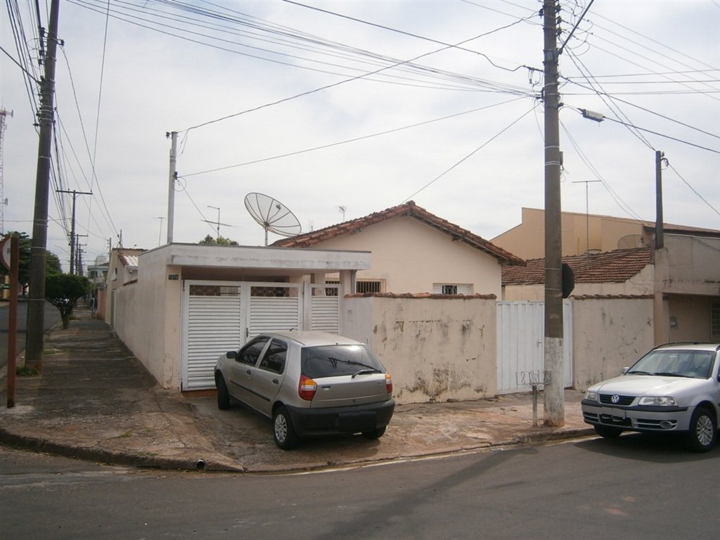 Alugar Casa / Padrão em São Carlos. apenas R$ 350.000,00