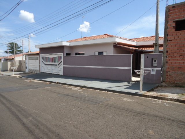 Alugar Casa / Padrão em São Carlos. apenas R$ 430.000,00