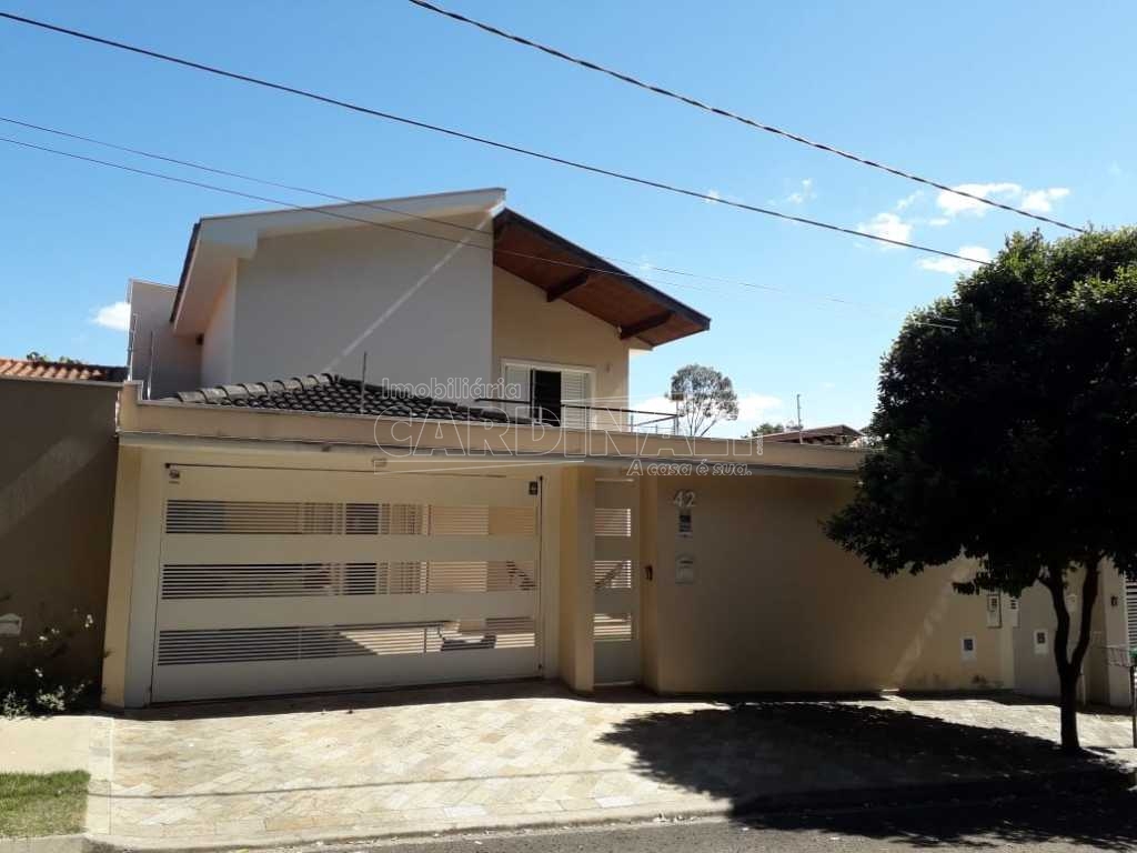 Alugar Casa / Padrão em São Carlos. apenas R$ 901.000,00