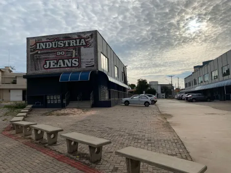 Alugar Comercial / Sala / Salão com Condomínio em São Carlos. apenas R$ 2.000,00