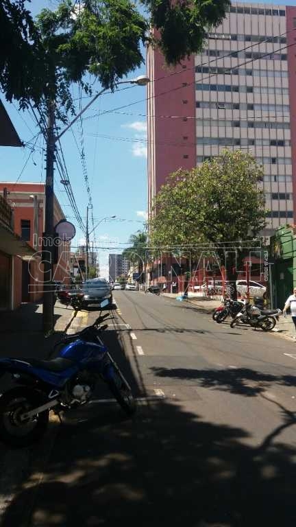 Casa com 3 dormitórios no Centro próxima ao Teatro Municipal em São Carlos