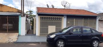 Alugar Casa / Padrão em São Carlos. apenas R$ 400,00