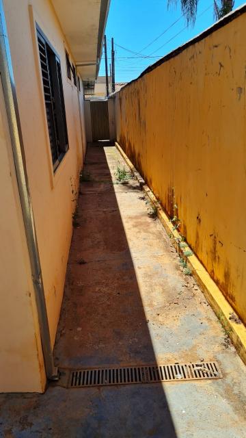 Casa com 2 dormitórios e 1 suíte no Jardim Santa Julia próxima a EE Leonardo Barbieri em Araraquara
