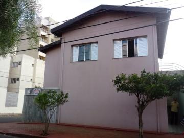 Casa sobrado com 3 dormitórios e 1 suíte no Centro próxima ao São Carlos Clube