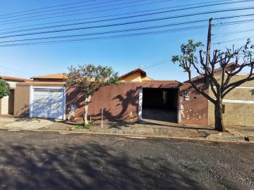 Alugar Casa / Padrão em Araraquara. apenas R$ 700,00