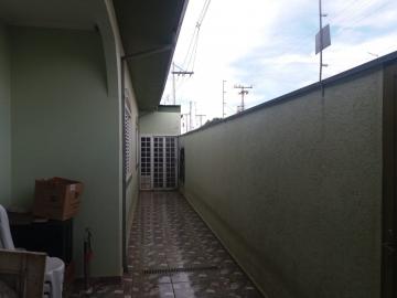 Oportunidade Única: Casa de Esquina com Múltiplas Comodidades no Centro de Ibaté por R$535.000