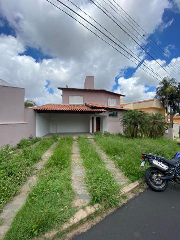 Casa em condomínio com 3 dormitórios sendo 1 suíte em São Carlos.