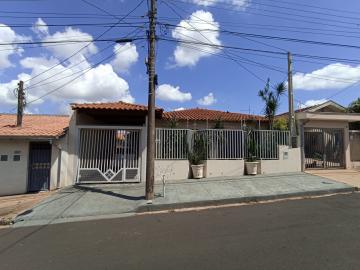Alugar Casa / Padrão em São Carlos. apenas R$ 2.445,00