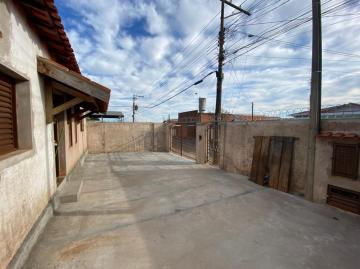 Casa com 3 dormitórios sendo 1 suíte em São Carlos.