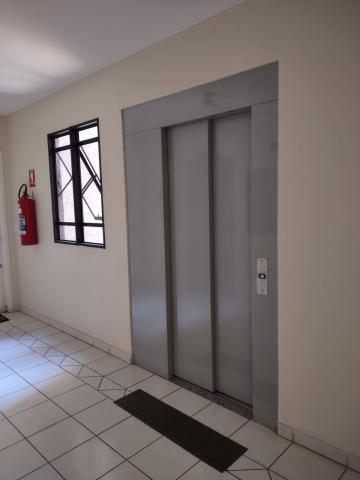 Apartamento com 2 dormitórios no Centro próximo a Escola Prof. Sebastião de Oliveira Rocha em São Carlos