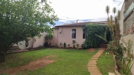 Alugar Casa / Padrão em São Carlos. apenas R$ 2.300,00