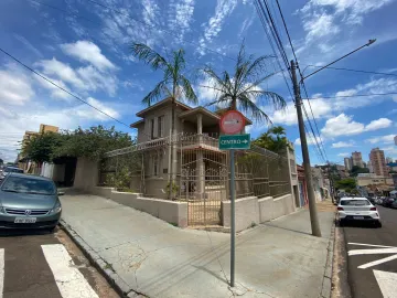 Casa de 5 dormitórios no centro de São Carlos.