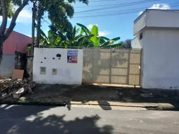Alugar Casa / Padrão em São Carlos. apenas R$ 570,00