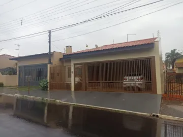 Alugar Casa / Padrão em São Carlos. apenas R$ 3.000,00