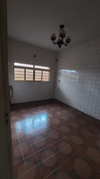 Casa muito bem localizada.