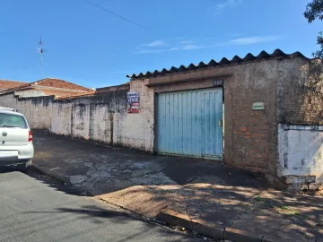 Alugar Casa / Padrão em Araraquara. apenas R$ 250.000,00