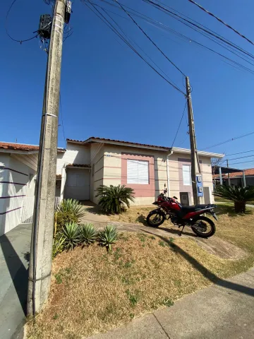 Casa em condomínio com três dormitórios em São Carlos