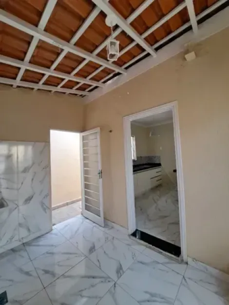 CASA DE FUNDOS PARA LOCAÇÃO PROXIMO A PONTE PRETA.