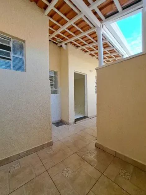 CASA DE FUNDOS PARA LOCAÇÃO PROXIMO A PONTE PRETA.