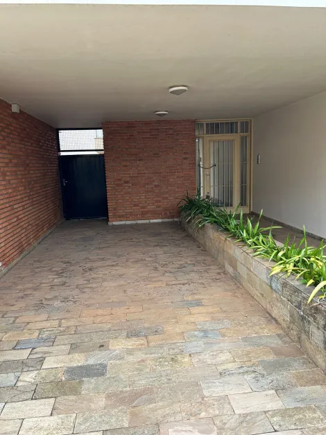 Alugar Casa / Padrão em São Carlos. apenas R$ 1.200.000,00