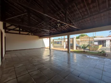 Casa Espaçosa no Centro com 8 Cômodos e Área de Lazer nos Fundos por R$3.890,00 + IPTU