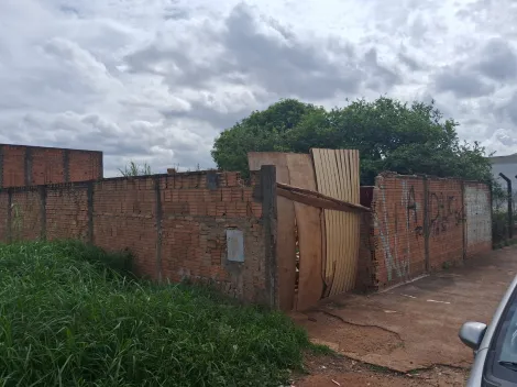 imagem 3 - Terreno murado com água e luz ligados em rua de grande movimento imagem 3 - Terreno murado com água e luz ligados em rua de grande movimento