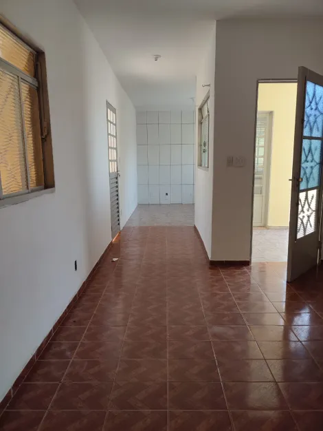 Encantadora Residência: 2 Dormitórios, Amplo Quintal, à Venda por R$300.000,00 e Locação por R$1.060,00 no Bairro Tranquilo - Jardim Mariana - Ibaté